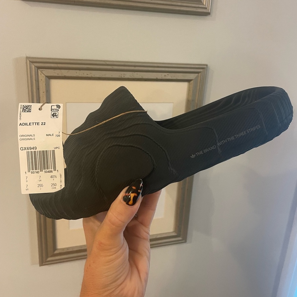 ❌SOLD❌NWT Adidas Adilette 22 Carbon Slides Men’s Size 7 (women’s size 8)